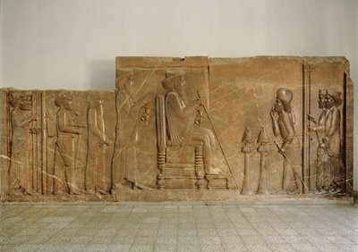 Publiek reliëf van de noordgevel van de Apadana-trap, Persepolis, met Darius I De Grote, met zijn kroonprins Xerxes (ca. 519-465 v.Chr.) achter hem, Artabanus de hofmeester voor door Achaemenid